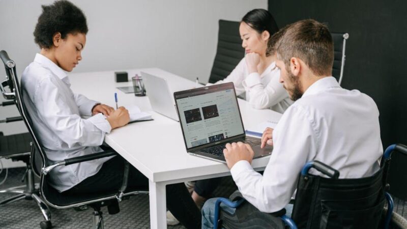 Les bénéfices des logiciels d’affichage en entreprise pour optimiser la communication interne